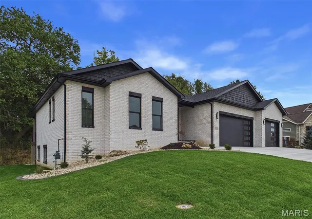 Photo 3 of Single family home for sale at 3825 N Arbor Lake Dr, Edwardsville, IL 62025 | MLS# MIS26050999 | Listing updated on 2026-10-28