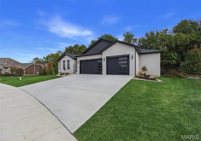 Photo 3 of Single family home for sale at 3825 N Arbor Lake Dr, Edwardsville, IL 62025 | MLS# MIS26050999 | Listing updated on 2026-10-28