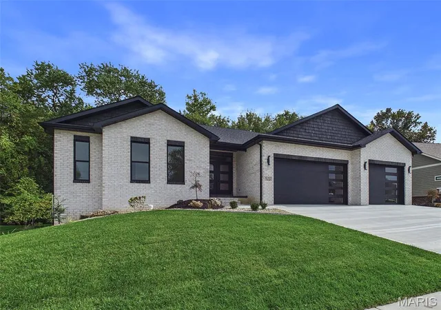 Photo 4 of Single family home for sale at 3825 N Arbor Lake Dr, Edwardsville, IL 62025 | MLS# MIS26050999 | Listing updated on 2026-10-28