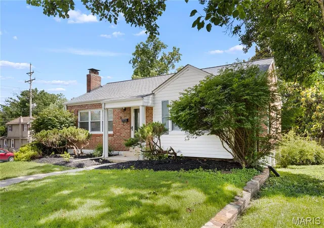Photo 2 of Sale Pending at 2 W Rose Ave, Saint Louis, MO 63119 | MLS# MIS26051017 | Listing updated on 2026-08-26
