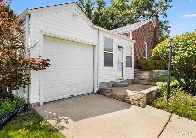 Photo 3 of Sale Pending at 2 W Rose Ave, Saint Louis, MO 63119 | MLS# MIS26051017 | Listing updated on 2026-08-26