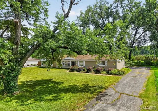 Photo 3 of Sale Pending at 8034 Packard Ave, Saint Louis, MO 63134 | MLS# MIS26051019 | Listing updated on 2026-08-18