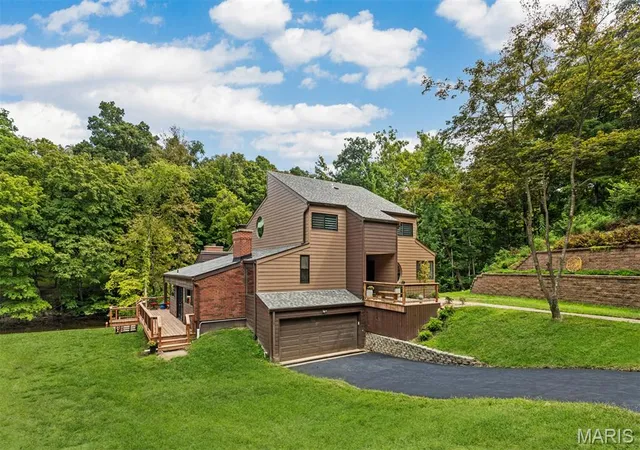 Photo 3 of Single family home for sale at 35 Arrowhead Ests Ct, Chesterfield, MO 63017 | MLS# MIS26051040 | Listing updated on 2026-09-23