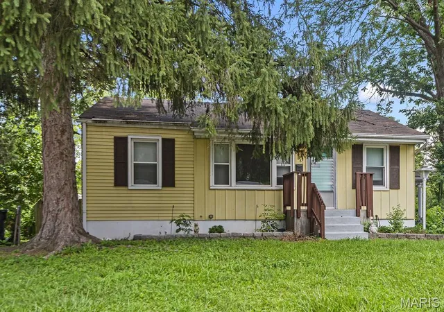 Photo 4 of Sale Pending at 3518 Saint Blase Ln, Saint Ann, MO 63074 | MLS# MIS26051063 | Listing updated on 2026-08-15