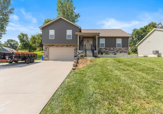 Photo 1 of Sale Pending at 1025 Wrigley Cir, Warrenton, MO 63383 | MLS# MIS26051064 | Listing updated on 2026-08-14