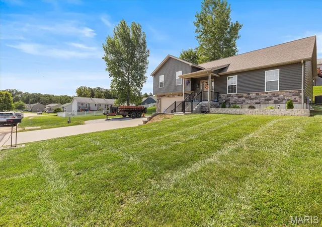 Photo 2 of Sale Pending at 1025 Wrigley Cir, Warrenton, MO 63383 | MLS# MIS26051064 | Listing updated on 2026-08-14