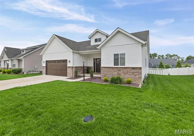 Photo 2 of Single family home for sale at 7112 Richmond Dr, Glen Carbon, IL 62034 | MLS# MIS26051069 | Listing updated on 2026-09-14