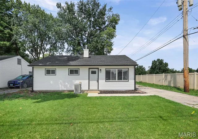 1st image of 1009 Royal Heights Rd, Belleville, IL 62226 | MLS# MIS26051071