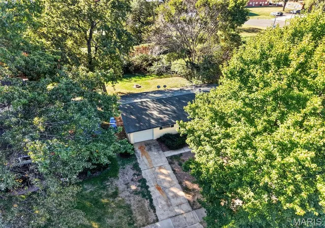 Photo 3 of Single family home for sale at 1000 Rogers Ln, Florissant, MO 63033 | MLS# MIS26051087 | Listing updated on 2026-10-19