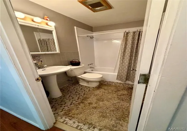 Photo 4 of Single family home for sale at 1000 Rogers Ln, Florissant, MO 63033 | MLS# MIS26051087 | Listing updated on 2026-10-06