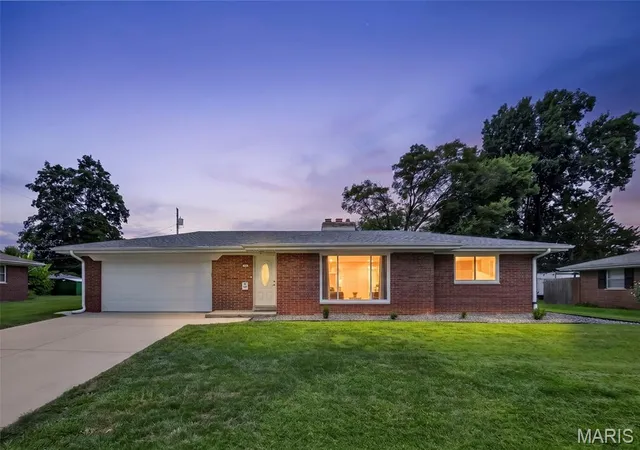 Photo 1 of Sale Pending at 34 Chadwick Dr, Belleville, IL 62223 | MLS# MIS26051097 | Listing updated on 2026-09-14
