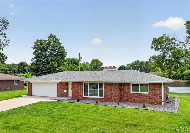 Photo 3 of Sale Pending at 34 Chadwick Dr, Belleville, IL 62223 | MLS# MIS26051097 | Listing updated on 2026-09-14