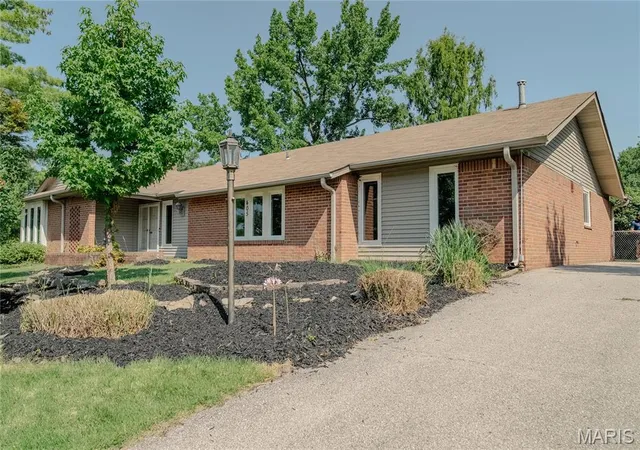 Photo 1 of Single family home for sale at 405 Brass Lamp Dr, Ballwin, MO 63011 | MLS# MIS26051133 | Listing updated on 2026-09-07