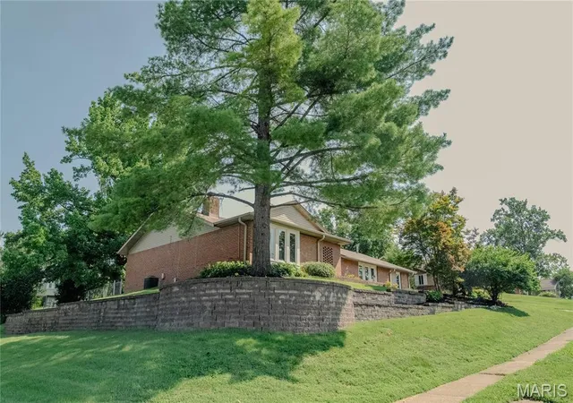Photo 3 of Single family home for sale at 405 Brass Lamp Dr, Ballwin, MO 63011 | MLS# MIS26051133 | Listing updated on 2026-10-03