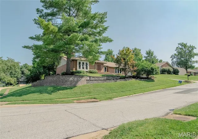 Photo 4 of Single family home for sale at 405 Brass Lamp Dr, Ballwin, MO 63011 | MLS# MIS26051133 | Listing updated on 2026-10-03