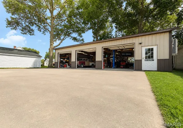 2nd image of 302 S Main St, Trenton, IL 62293 | MLS# MIS26051147