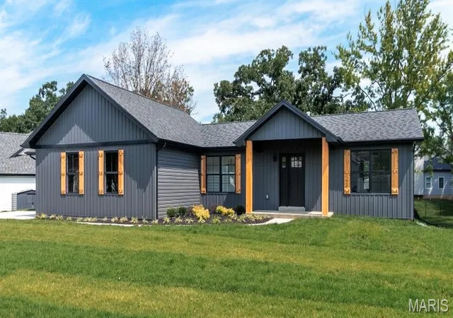 Photo 3 of Single family home for sale at 10 Pershing Cir, O Fallon, MO 63366 | MLS# MIS26051162 | Listing updated on 2026-08-17