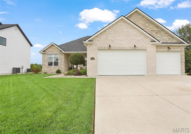 3rd image of 1619 Oglesby Dr, Edwardsville, IL 62025 | MLS# MIS26051163
