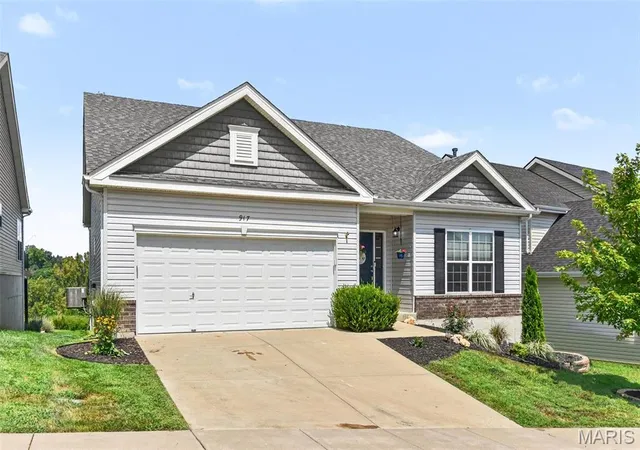 Photo 3 of Single family home for sale at 917 Meramec Grv Dr, Ballwin, MO 63021 | MLS# MIS26051186 | Listing updated on 2026-09-07