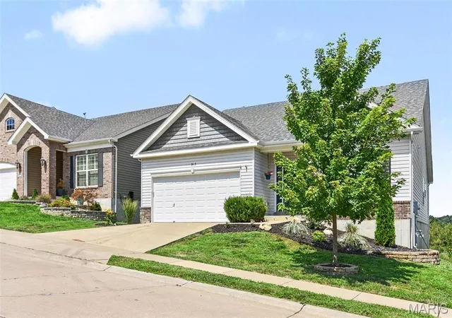 Photo 3 of Single family home for sale at 917 Meramec Grv Dr, Ballwin, MO 63021 | MLS# MIS26051186 | Listing updated on 2026-09-07