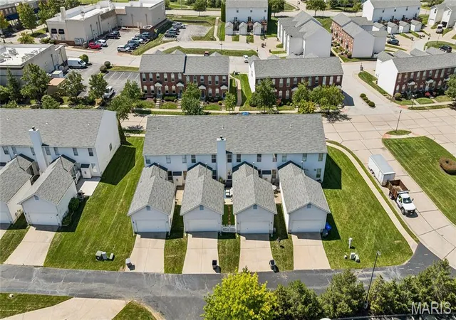 Photo 3 of Townhouse for sale at 947 Rolling Thunder Dr, O Fallon, MO 63368 | MLS# MIS26051192 | Listing updated on 2026-09-13