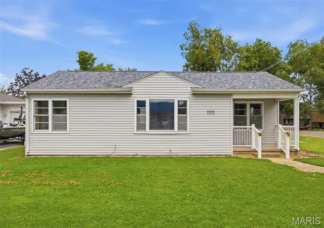 Photo 1 of Single family home for sale at 1111 Mulliken St, Carlyle, IL 62231 | MLS# MIS26051206 | Listing updated on 2026-08-21