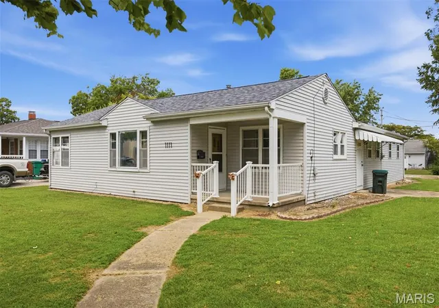 Photo 3 of Single family home for sale at 1111 Mulliken St, Carlyle, IL 62231 | MLS# MIS26051206 | Listing updated on 2026-08-21
