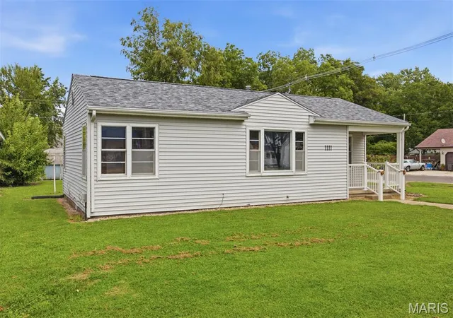 Photo 3 of Single family home for sale at 1111 Mulliken St, Carlyle, IL 62231 | MLS# MIS26051206 | Listing updated on 2026-08-21