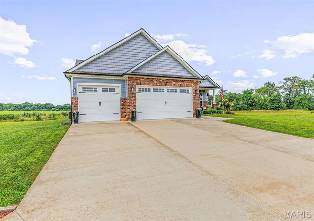Photo 2 of Single family home for sale at 1090 Aspen Dr, Farmington, MO 63640 | MLS# MIS26051232 | Listing updated on 2026-09-20