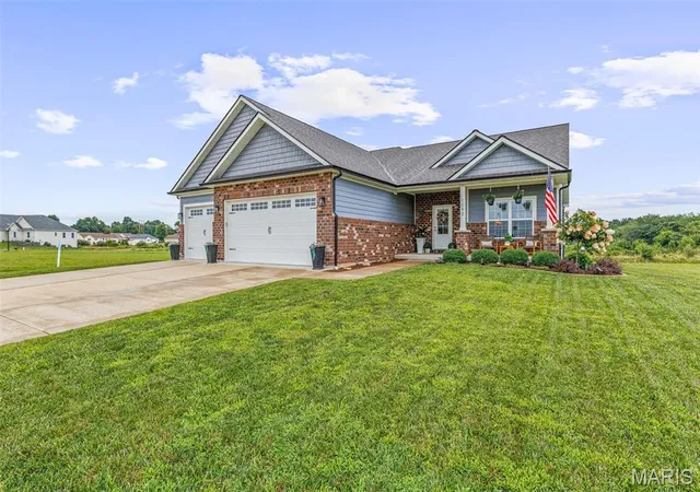Photo 3 of Single family home for sale at 1090 Aspen Dr, Farmington, MO 63640 | MLS# MIS26051232 | Listing updated on 2026-09-20