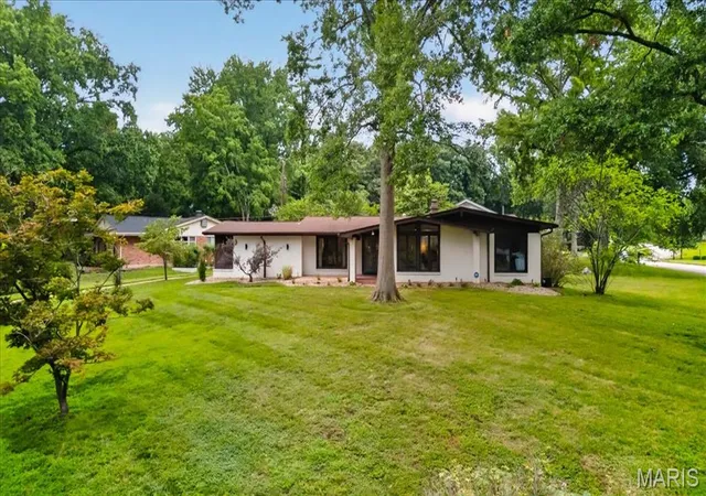 2nd image of 401 Andover Ln, Ballwin, MO 63011 | MLS# MIS26051242