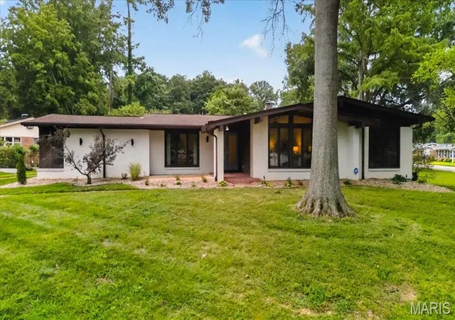Photo 3 of Sale Pending at 401 Andover Ln, Ballwin, MO 63011 | MLS# MIS26051242 | Listing updated on 2026-08-24