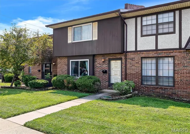 Photo 2 of Condo for sale at 1229 N 17th St #2, Belleville, IL 62226 | MLS# MIS26051260 | Listing updated on 2026-09-14