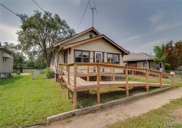 3rd image of 336 Goulding St, East Alton, IL 62024 | MLS# MIS26051263