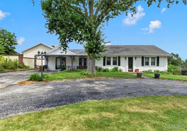 Photo 1 of Sale Pending at 5512 Kerth Rd, Saint Louis, MO 63128 | MLS# MIS26051268 | Listing updated on 2026-09-29