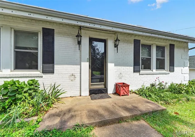 Photo 2 of Sale Pending at 5512 Kerth Rd, Saint Louis, MO 63128 | MLS# MIS26051268 | Listing updated on 2026-09-29