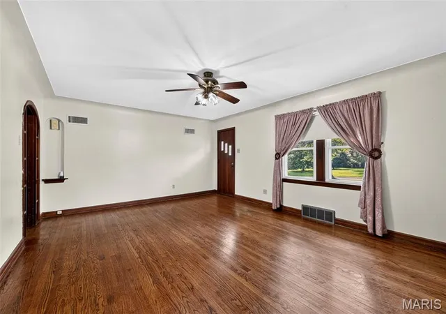 Photo 4 of Sale Pending at 5512 Kerth Rd, Saint Louis, MO 63128 | MLS# MIS26051268 | Listing updated on 2026-09-29