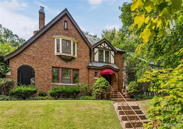 Photo 2 of Sale Pending at 1122 Bellerive Blvd, Saint Louis, MO 63111 | MLS# MIS26051270 | Listing updated on 2026-09-23