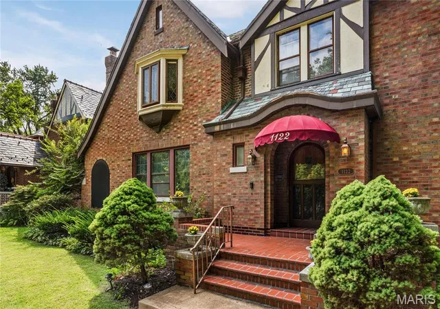 Photo 3 of Sale Pending at 1122 Bellerive Blvd, Saint Louis, MO 63111 | MLS# MIS26051270 | Listing updated on 2026-09-23