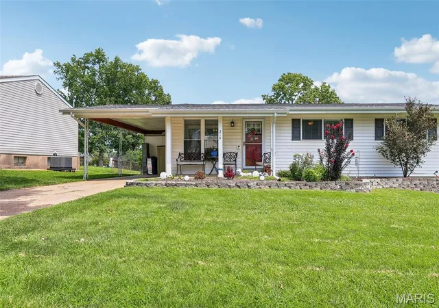Photo 1 of Sale Pending at 219 Arras Dr, Saint Louis, MO 63129 | MLS# MIS26051281 | Listing updated on 2026-08-20