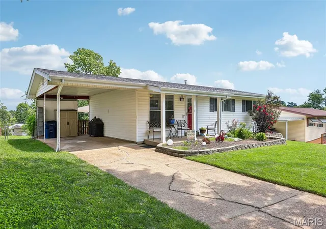 Photo 2 of Sale Pending at 219 Arras Dr, Saint Louis, MO 63129 | MLS# MIS26051281 | Listing updated on 2026-08-20
