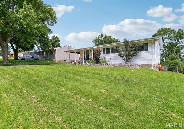 Photo 3 of Sale Pending at 219 Arras Dr, Saint Louis, MO 63129 | MLS# MIS26051281 | Listing updated on 2026-08-20