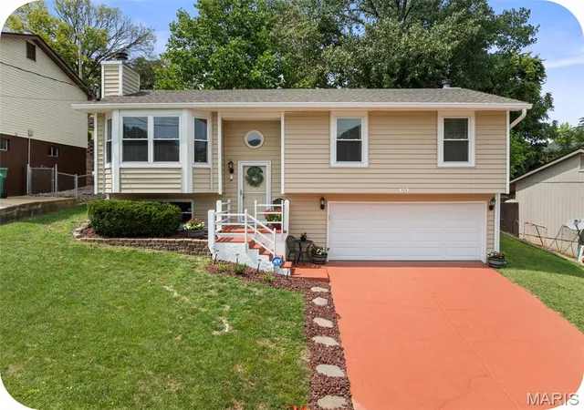 Photo 1 of Sale Pending at 819 Country Brook Ln, Imperial, MO 63052 | MLS# MIS26051282 | Listing updated on 2026-08-18