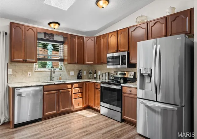 Photo 2 of Sale Pending at 819 Country Brook Ln, Imperial, MO 63052 | MLS# MIS26051282 | Listing updated on 2026-08-18