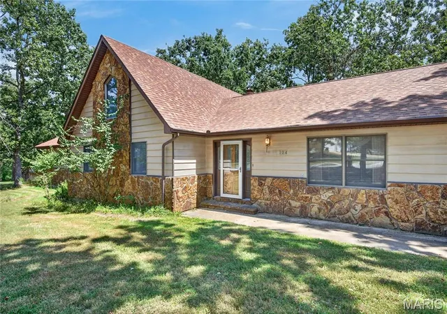 Photo 3 of Single family home for sale at 104 Lincoln Ln, Waynesville, MO 65583 | MLS# MIS26051290 | Listing updated on 2026-08-28