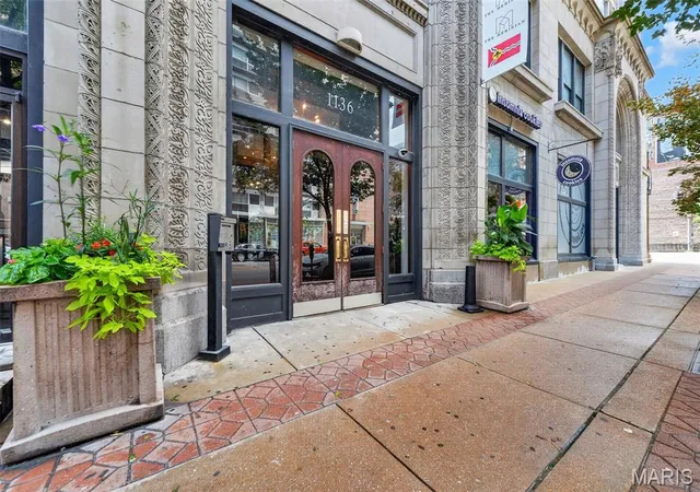 Photo 2 of Sale Pending at 1136 Washington Ave #308, Saint Louis, MO 63101 | MLS# MIS26051297 | Listing updated on 2026-08-21