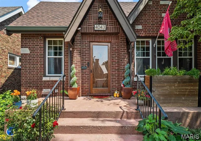Photo 3 of Sale Pending at 4043 Toenges Ave, Saint Louis, MO 63116 | MLS# MIS26051301 | Listing updated on 2026-08-18