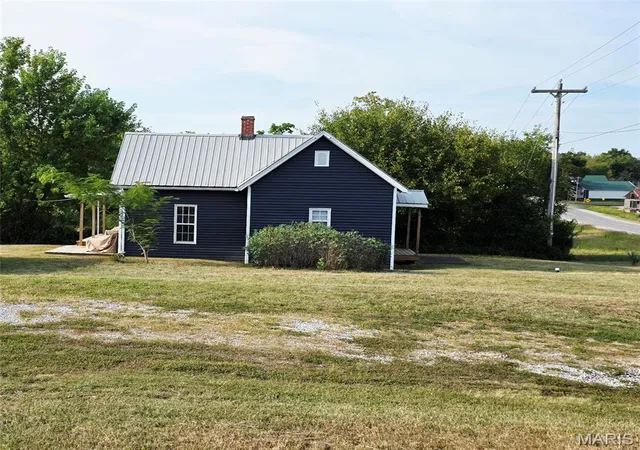 Photo 3 of Single family home for sale at 322 And 318 Palmyra St, Perry, MO 63462 | MLS# MIS26051302 | Listing updated on 2026-09-24