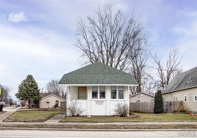 1st image of 320 N State St, Roodhouse, IL 62082 | MLS# MIS26051306