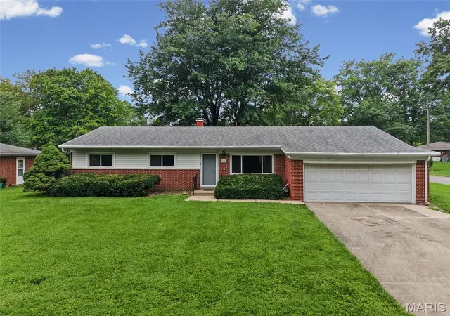 1st image of 125 Chevy Chase Dr, Belleville, IL 62223 | MLS# MIS26051314